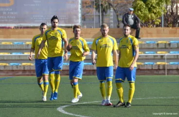 varios jugadores del cd denia calentando