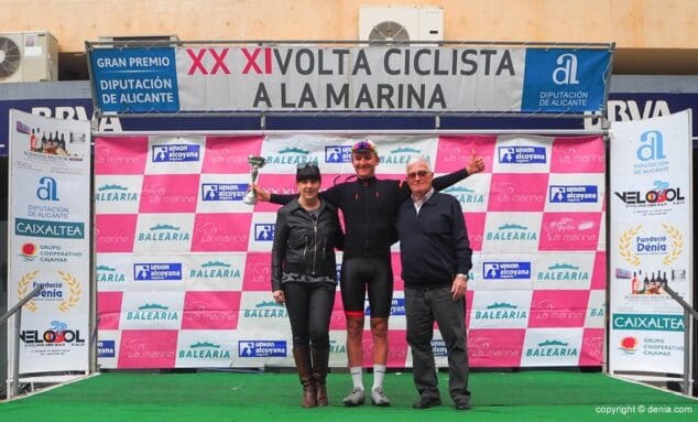 vencendor de la etapa en el podio