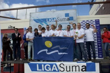 veteranos del club rem marina de denia en el podio