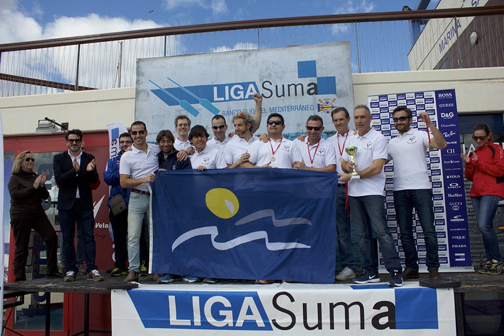 veteranos del club rem marina de denia en el podio