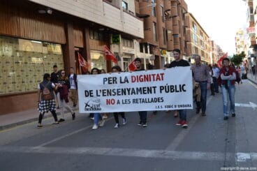 Manifestantes contra los recortes en educación