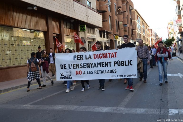 Manifestantes contra los recortes en educación