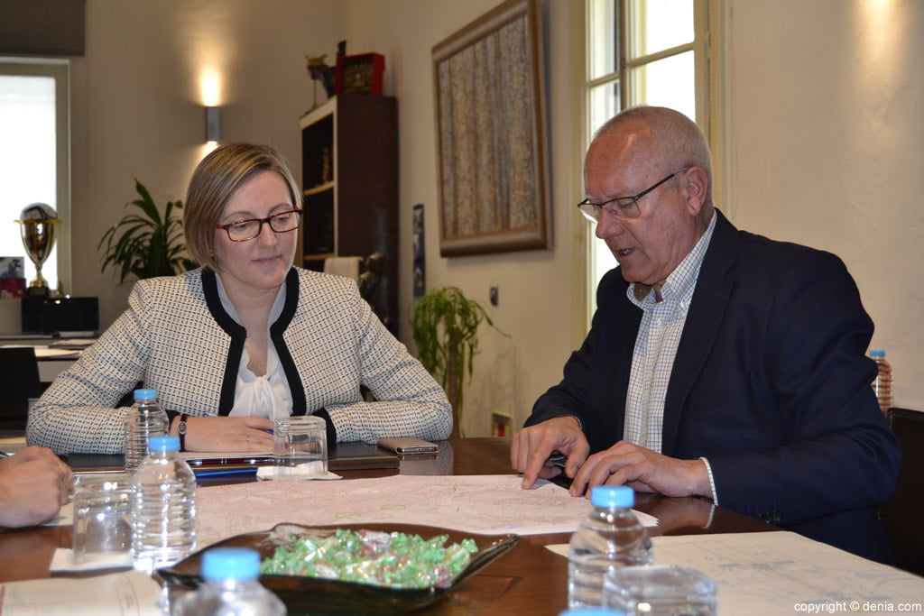 La Consellera Maria José Salvador y el alcalde Vicent Grimalt en Dénia