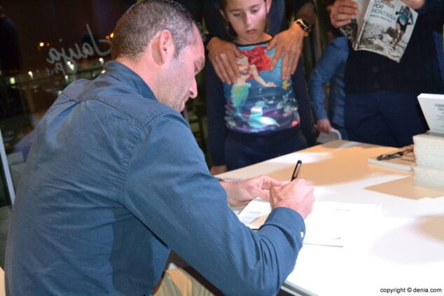 Marc Bañuls presenta en Dénia el primer libro específico para corredores de montaña 7 04 marc banuls firmando ejemplares de su libro