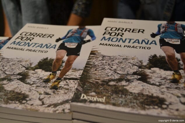 Marc Bañuls presenta en Dénia el primer libro específico para corredores de montaña 9 06 libro de marc banuls