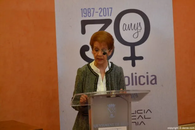 Dénia reconoce la valentía y firmeza de Enriqueta Borrás en el Día de la Mujer 9 07 lectura del manifiesto del consell de les dones
