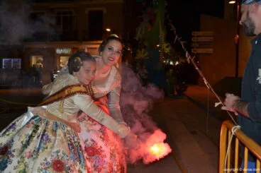 Nit de la cremà 2017 – Inés y Mar prenden la mecha