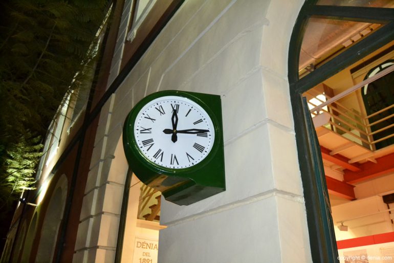 Exposición sobre el Tenor Cortis en Dénia - reloj original de la estación restaurado