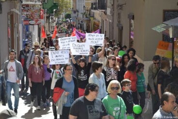 Los manifestantes en la calle Cop