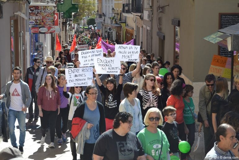 Los manifestantes en la calle Cop