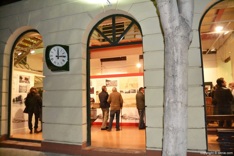 Exposición sobre el Tenor Cortis en Dénia - entrada trasera de la antigua estación de tren