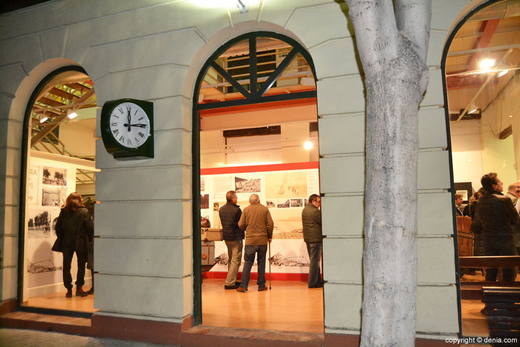 Exposición sobre el Tenor Cortis en Dénia – entrada trasera de la antigua estación de tren