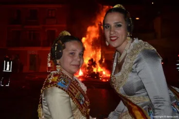 Nit de la cremà 2017 – las falleras mayores viendo la cremà