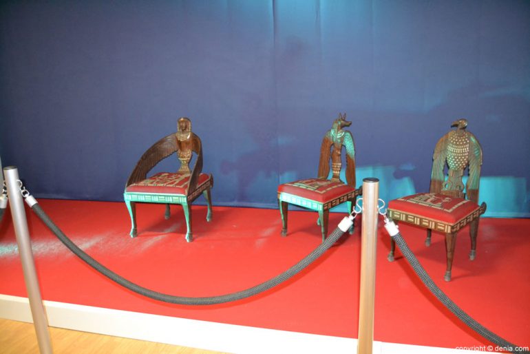 Exposición sobre el Tenor Cortis en Dénia - sillas