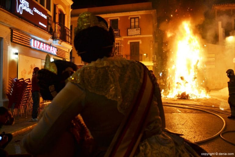 Nit de la cremà 2017 - las falleras mayores viendo la cremà