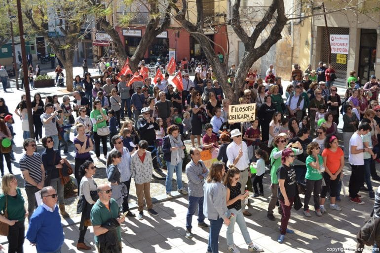 Participantes en la manifestación por la educación en Dénia