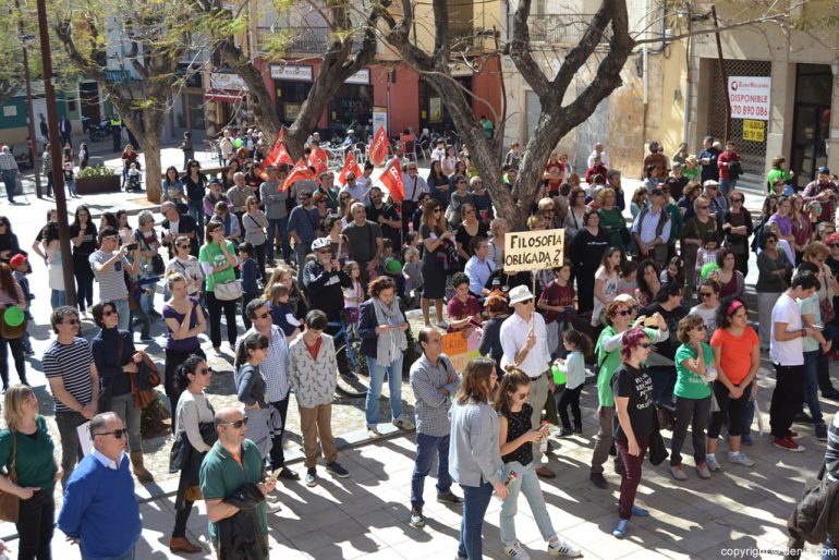 Participants in the demonstration for education in Dénia