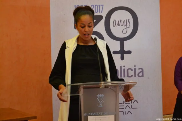 Dénia reconoce la valentía y firmeza de Enriqueta Borrás en el Día de la Mujer 17 15 lectura del manifiesto del consell de les dones