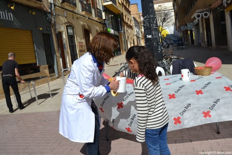 Día de la Banderita Dénia 2016 - Niña donando
