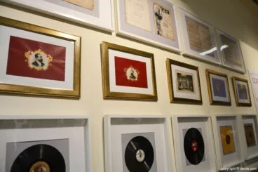 Exposición sobre el Tenor Cortis en Dénia – discografía de Cortis