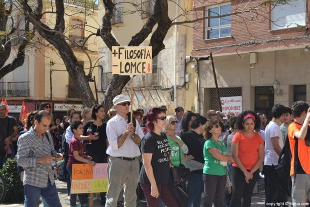 16 pancartas reivindicativas en la manifestacion por la educacion en denia