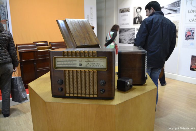 Exposición sobre el Tenor Cortis en Dénia - radios antiguas