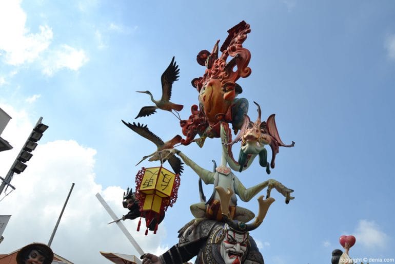 Segundo día de plantà en Dénia - falla Centro