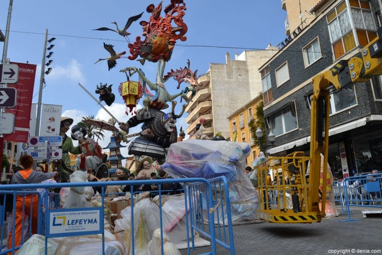 Segundo día de plantà en Dénia - falla Centro