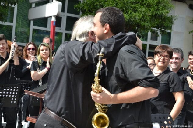 22 concierto banda de denia falla saladar abrazo