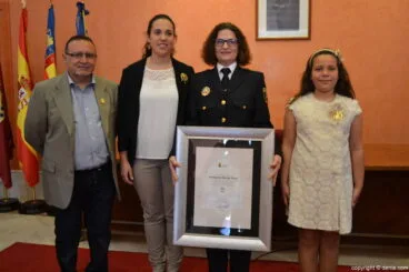 Enriqueta Borrás con las falleras mayores de Dénia