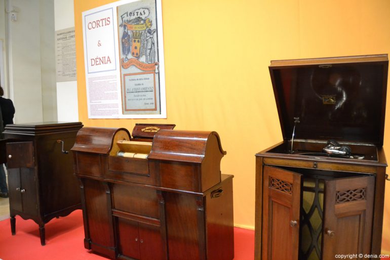 Exposición sobre el Tenor Cortis en Dénia - mobiliario