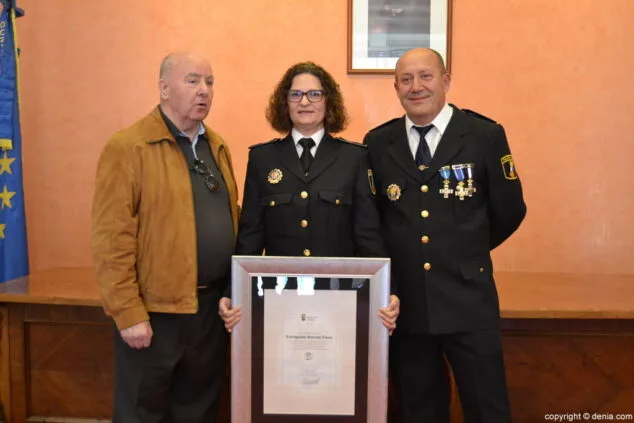 Dénia reconoce la valentía y firmeza de Enriqueta Borrás en el Día de la Mujer 27 25 enriqueta borras con companeros de denia