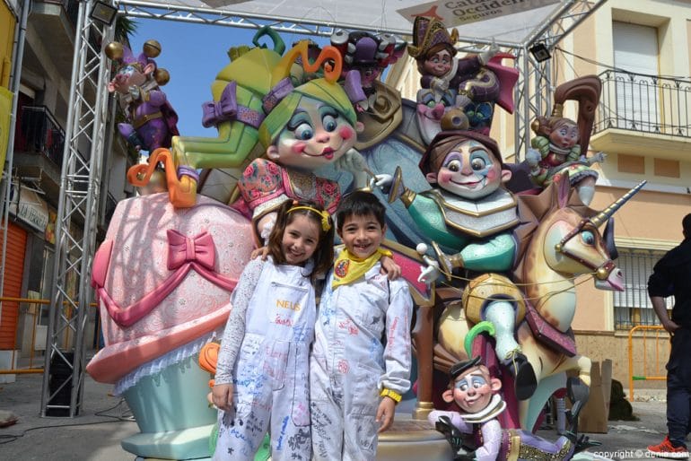 Segundo día de plantà en Dénia - falla infantil Oeste