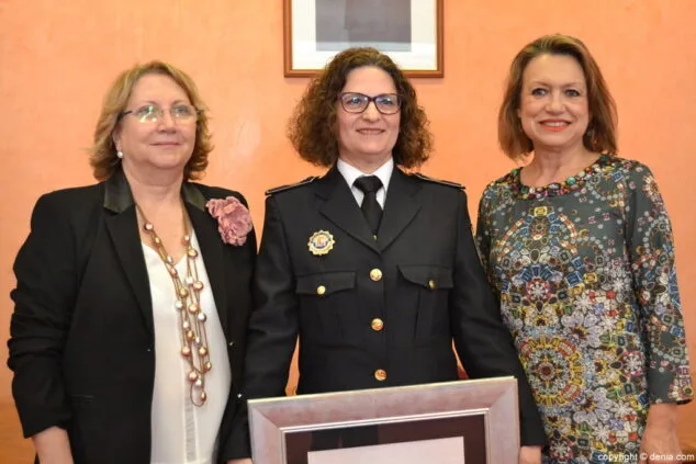 Dénia reconoce la valentía y firmeza de Enriqueta Borrás en el Día de la Mujer 29 27 enriqueta borras con carmen piera y sonja dietz
