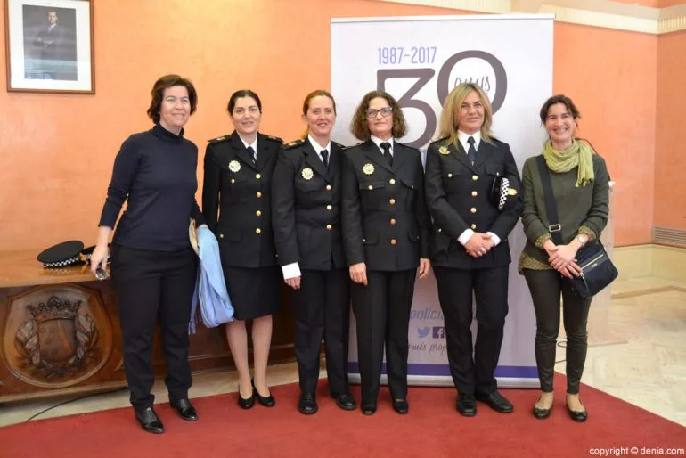 Enriqueta Borrás con otras agentes de Policía Local