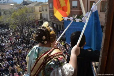 Premios infantiles fallas Dénia 2017 – cargos del Centro en el balcón