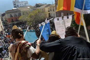 Premios infantiles fallas Dénia 2017 – cargos del Centro en el balcón