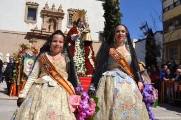 309 Ofrenda Fallas Dénia 2017 – Inés y Mar a los pies de la Virgen