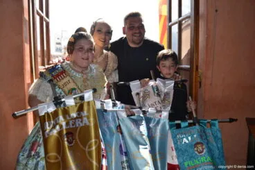 Premios infantiles fallas Dénia 2017 – cargos del Centro en el balcón