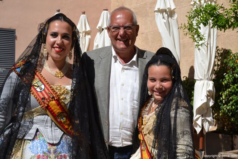 331 Ofrenda Fallas Dénia 2017 - Inés y Mar con el alcalde de Dénia