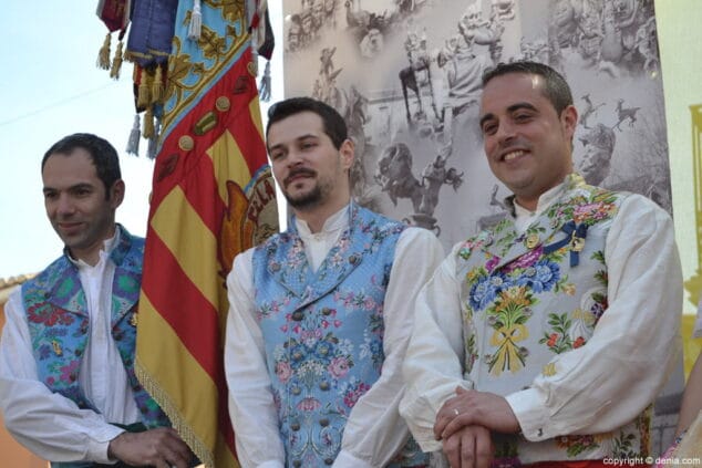 37 dia de la bandera del oeste 2017 nuevos falleros de la comision grande