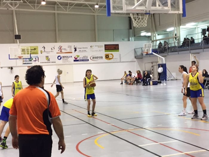 alba lanzando un tiro libre