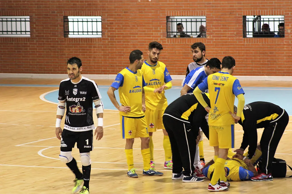 El Dénia Futsal empató con tres goles en 40 segundos ante el Navalmoral FS (4-4) 2 alex pla atendido por sus companeros