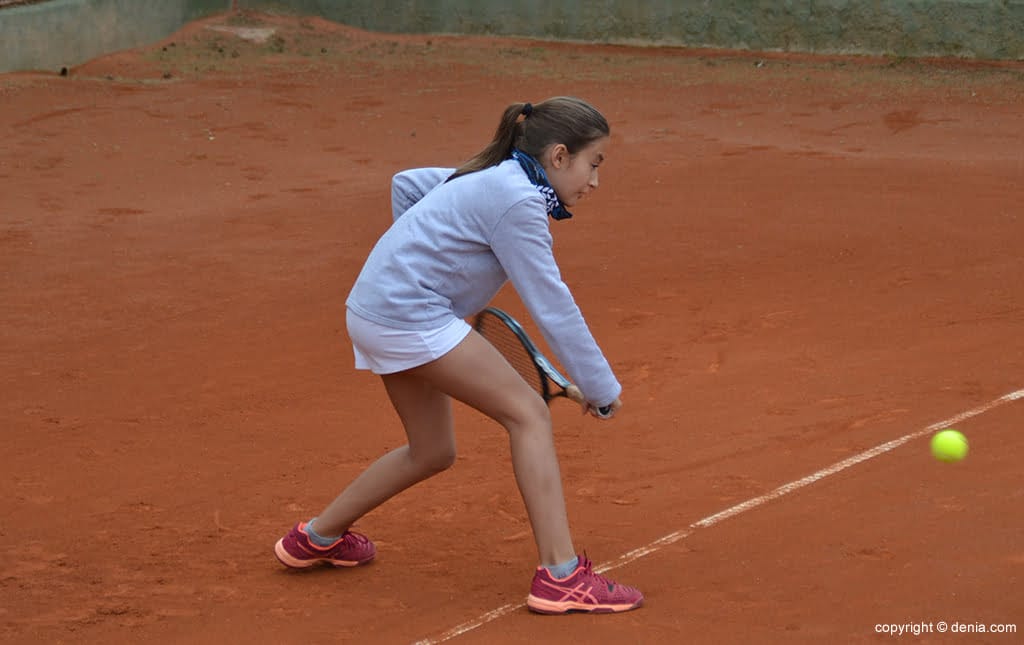 angela contri dando un golpe de reves