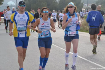 Atletas del Franc Beneyto Runners calentando