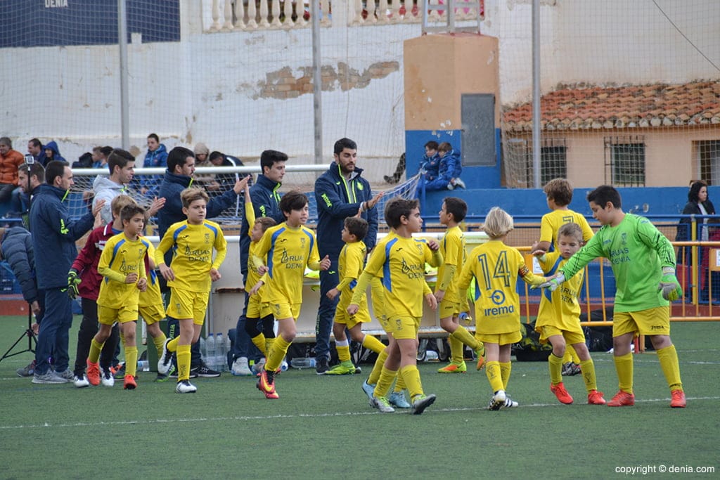 benjamines del fb denia saltando al terreno de juego
