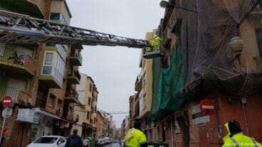 bomberos reforzando una cornisa en denia