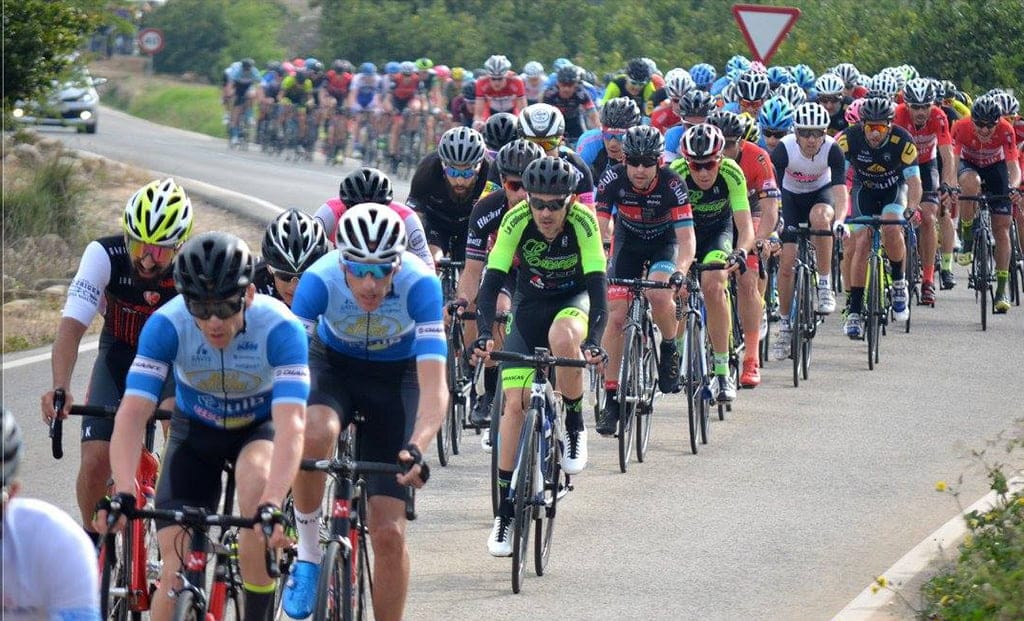 ciclistas en la etapa de parcent