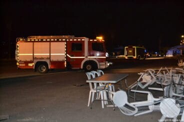 Coches de bomberos junto a la carpa