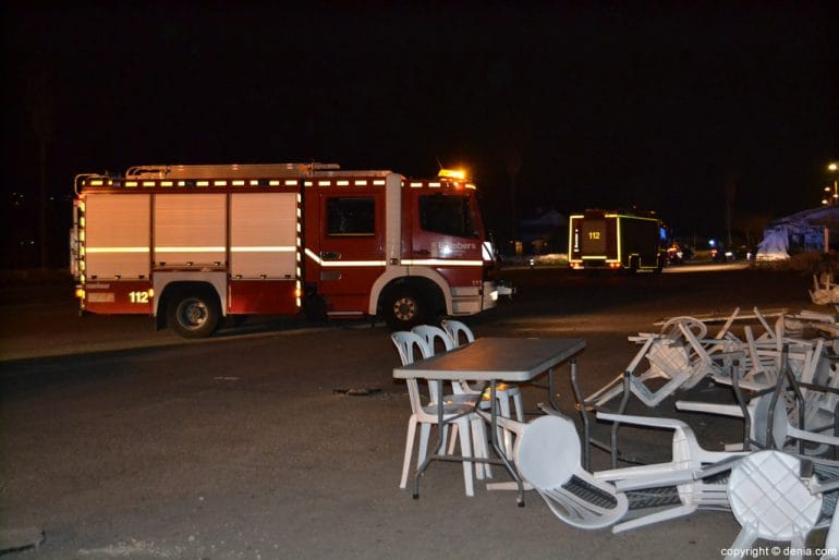 Coches de bomberos junto a la carpa
